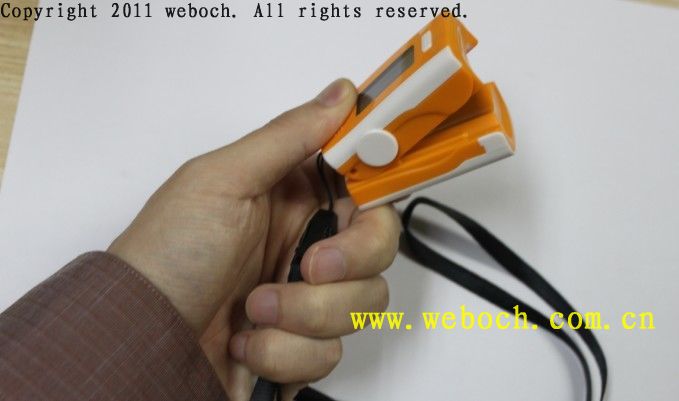脉搏血氧仪整合了当今微型精密仪器的设计工艺,体积仅有一个打火机大小,袖珍迷你,几乎不占用任何空间,适用商务人士飞行出差、旅游时使用。方便中老年及儿童自行检测,安全放心,省时省心。本公司的脉搏血氧仪只需2节AAA电池,就能立即启动,可连续使用20小时:血氧仪有什么作用 血氧仪有什么作用